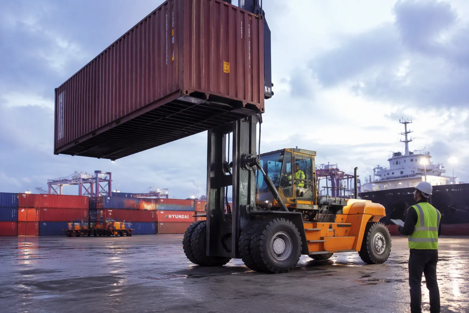 Cum să alegi un stivuitor diesel de mare capacitate pentru operațiuni portuare și miniere
