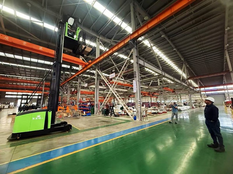 Ascensiunea stivuitoarelor electrice VNA: Revoluționarea eficienței depozitului
