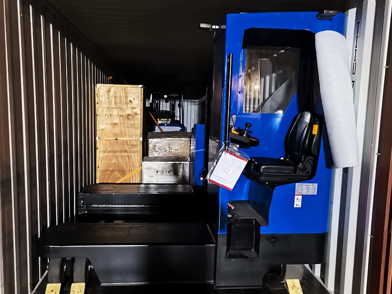 NEO FORKLIFT livrează un stivuitor electric multidirecțional de 4 tone unui client de logistică din Marea Britanie